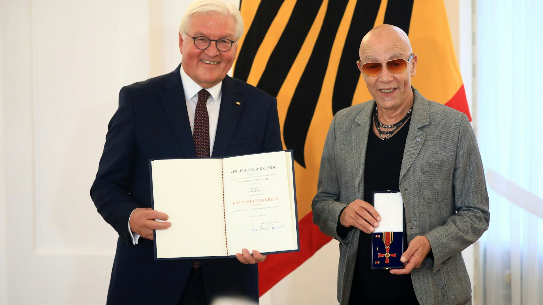„Im wiedervereinigten Deutschland hat er nie aufgehört, sich für die Werte der Demokratie stark zu machen“: Dafür bekam Toni Krahl im vergangenen Jahr das Bundesverdienstkreuz von Bundespräsident Frank-Walter Steinmeier überreicht.