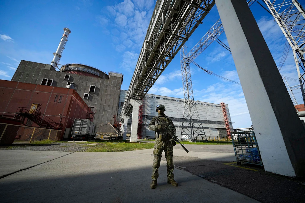 Ein russischer Soldat bewacht im Mai 2022 einen Bereich des Kernkraftwerks Saporischschja.