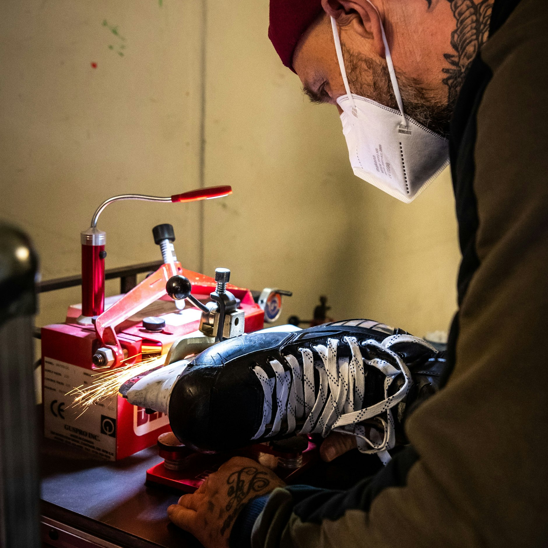 Der richtige Schliff ist Voraussetzung für Erfolg: Dirk Perschau bei der Arbeit.