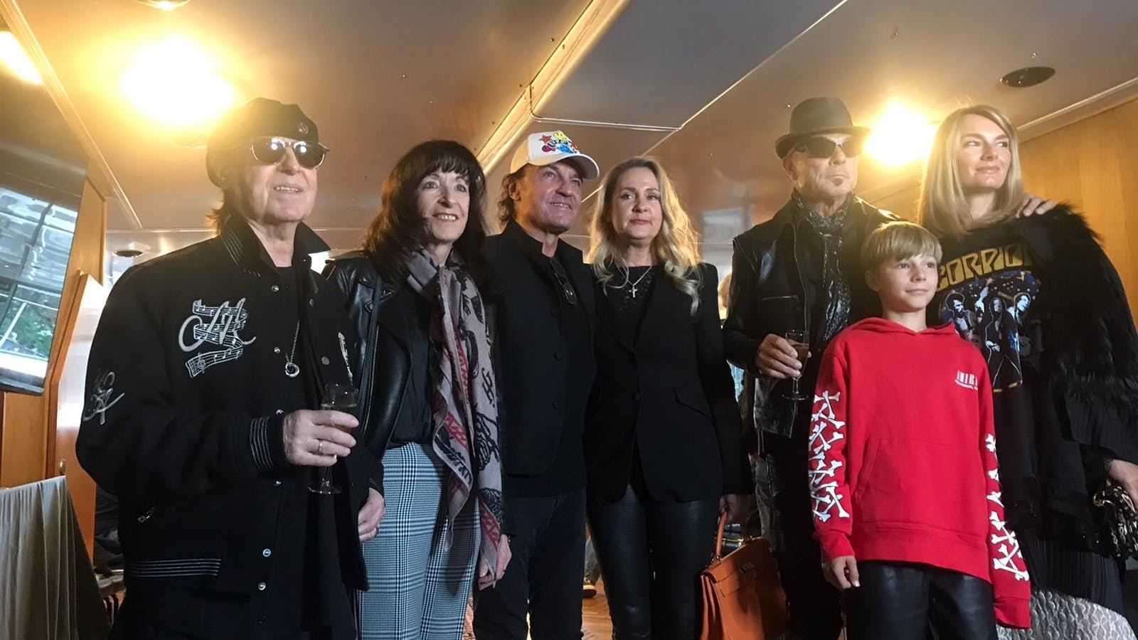 Alle Mann an Bord! Die Mitglieder der Scorpions mit Familie auf dem Schiff. Hier feiern sie am Abend den 60. Geburtstag der Band.