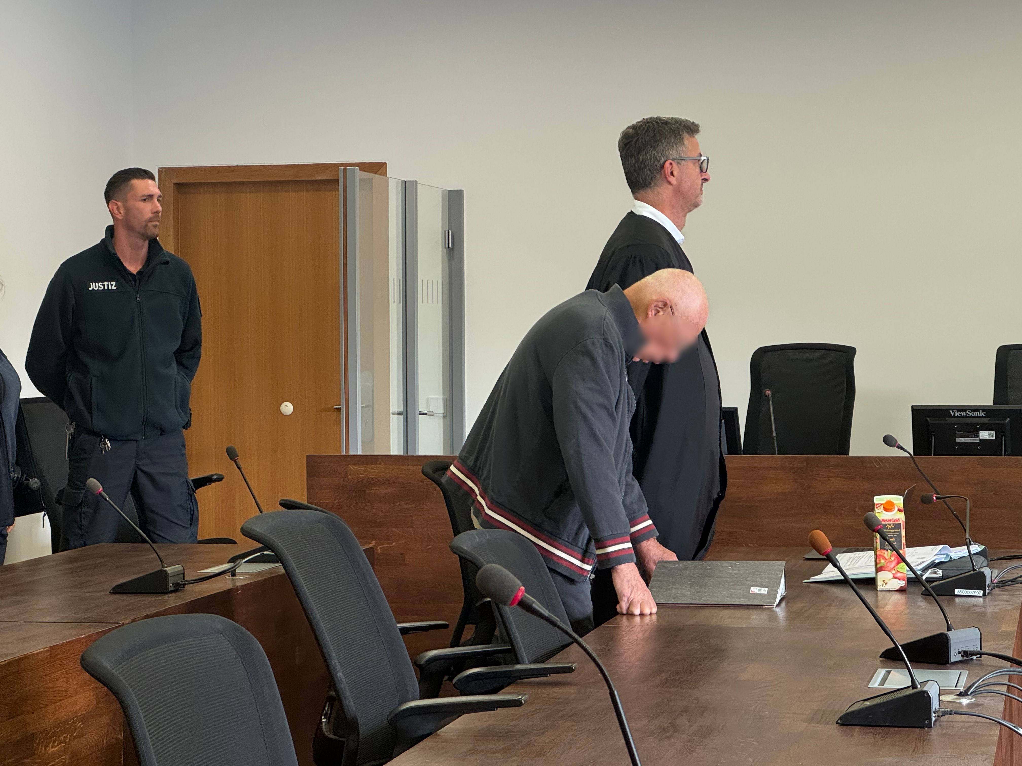 „Missgeschick“: 91-Jähriger spaltet Ehefrau den Schädel mit Axt – Prozess