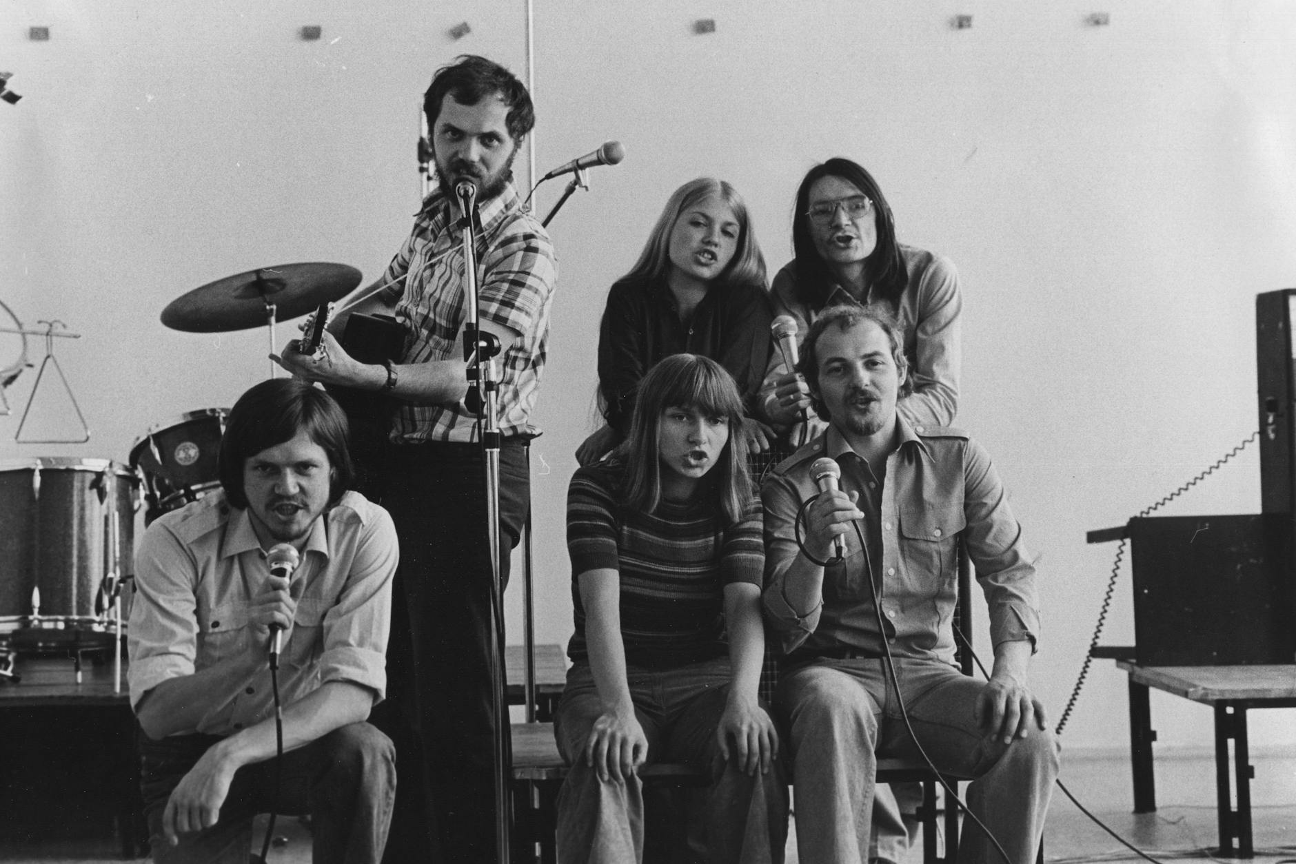 Die Dresdner Gruppe Schicht in ihrem Musical „P 16“: von links: Lutz Glandien, Jürgen Magister, hinten: Elke Martens, Ludwig Streng, vorne: Gisela Buckow, Dietmar Beyer