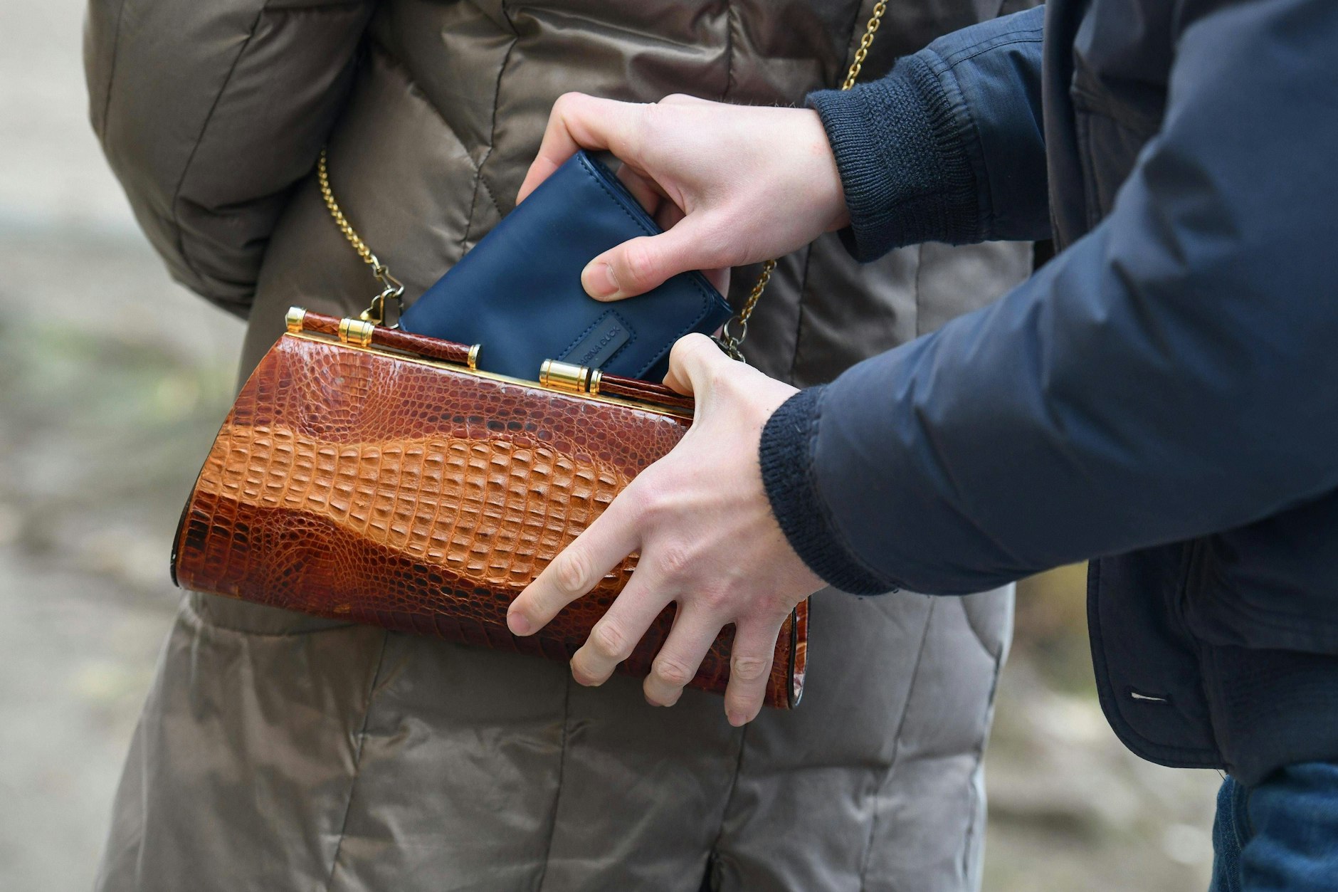 Ein Moment der Unachtsamkeit, schon ist es passiert: Der Taschendieb langt zu, stibitzt Portemonnaie, Handy oder andere Wertgegenstände aus der Tasche.