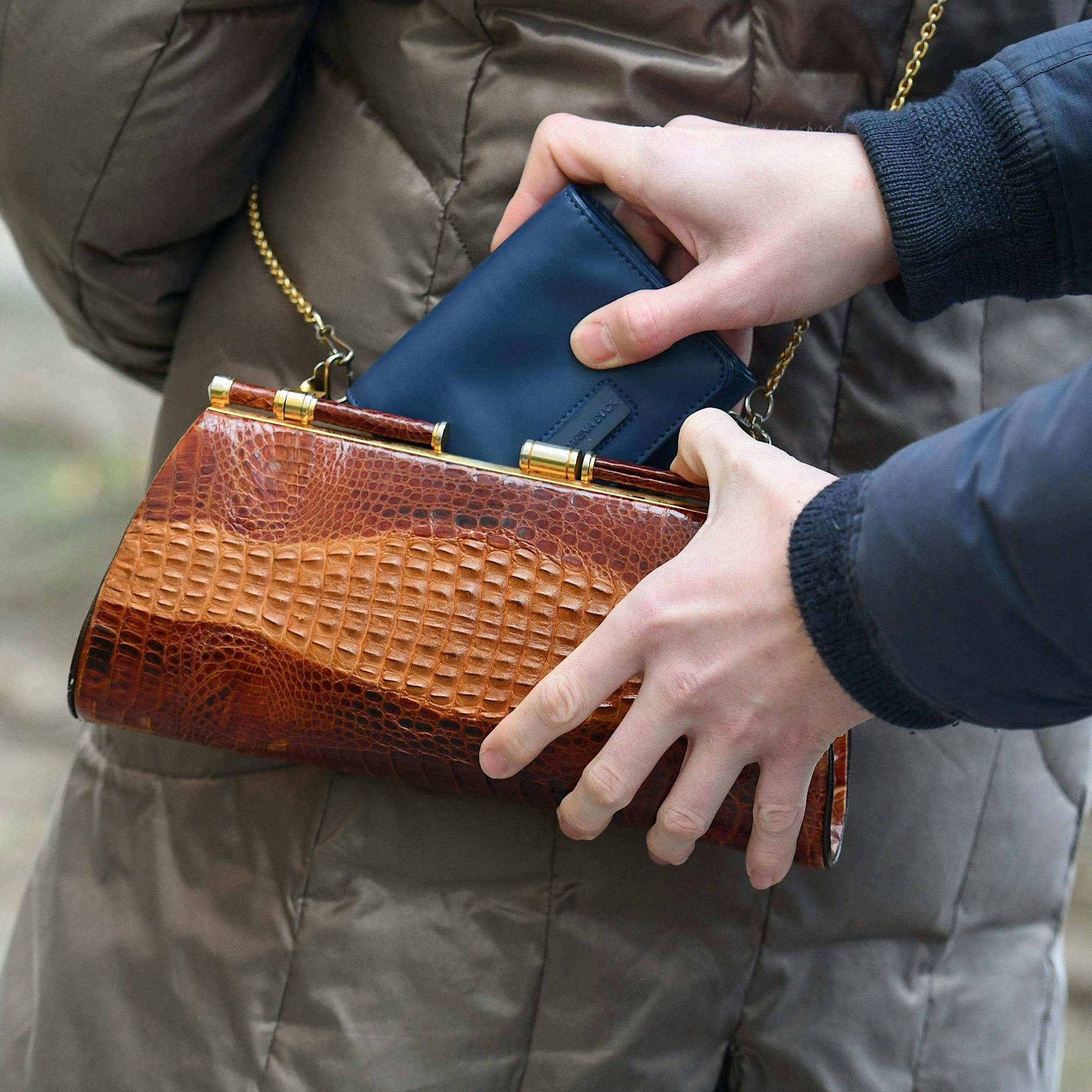 Angst vor Langfingern! Polizei warnt vor Klau-Hotspot der Taschendiebe