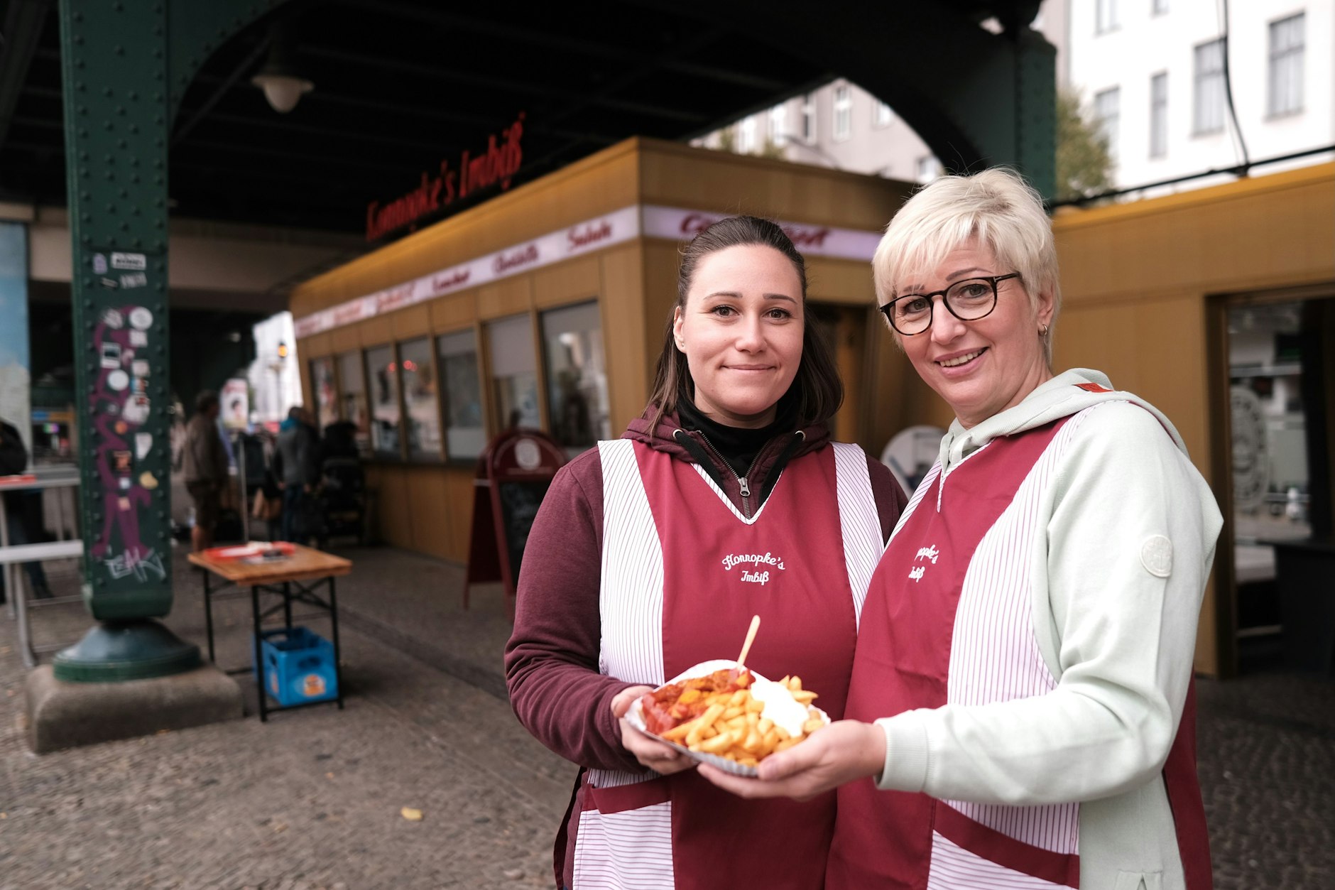 Linda und Dagmar Konnopke vor dem Kult-Imbiss an der Schönhauser Allee.