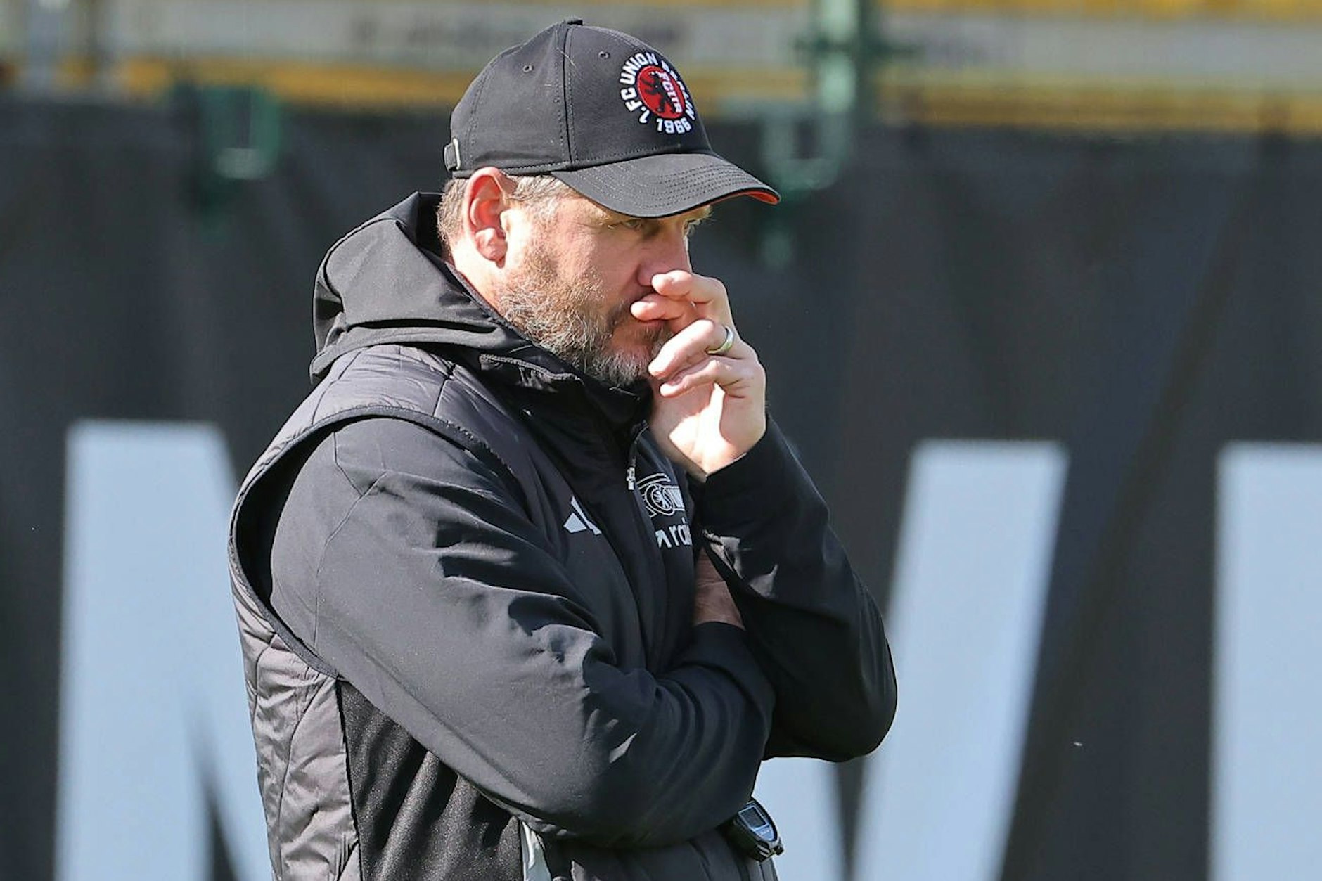 Union-Trainer Steffen Baumgart wird sich was überlegen, damit es für die Eisernen auch mal in Leverkusen was mit drei Punkten wird.