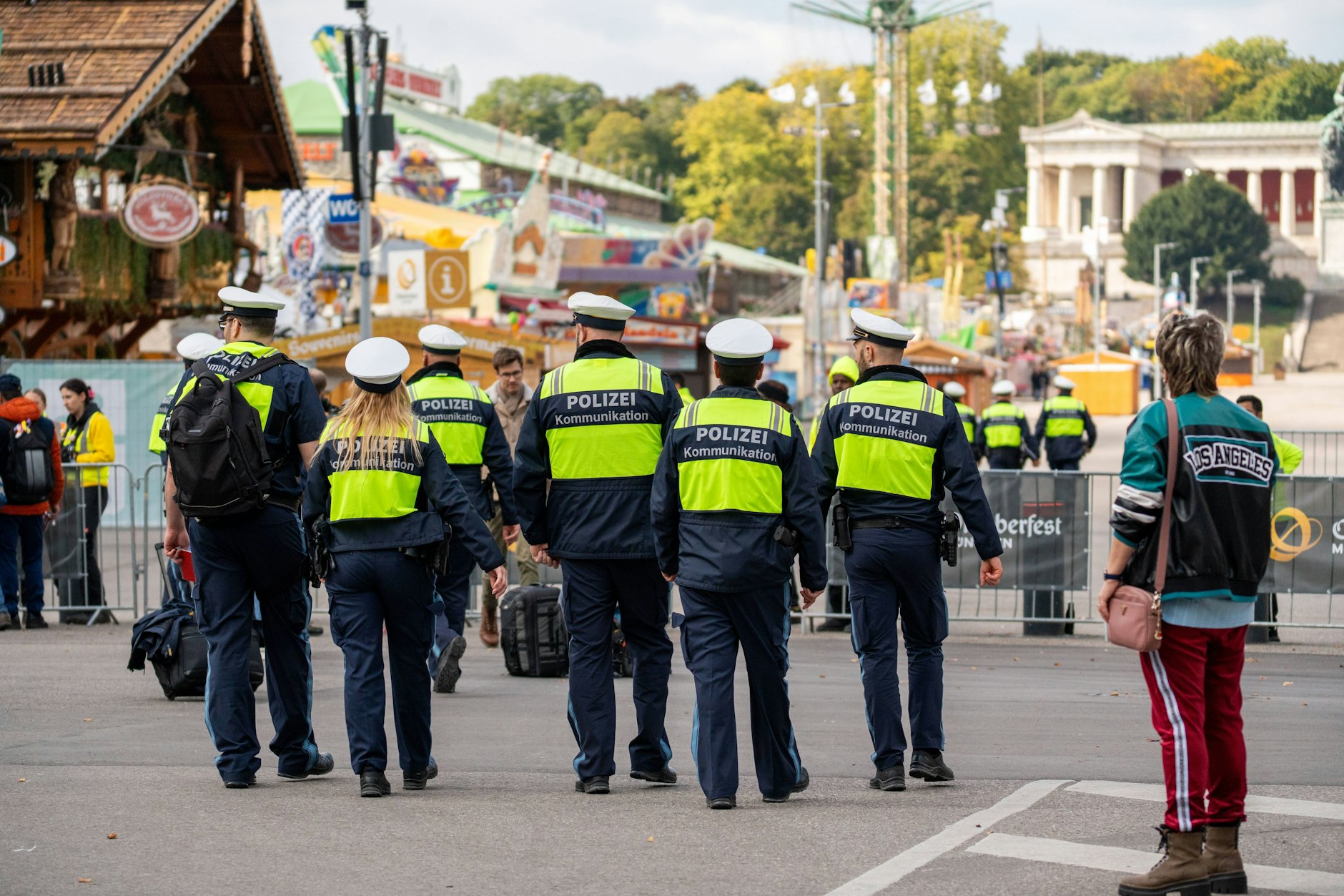 Polizisten durchkämmten am Mittwoch das Festgelände des Oktoberfests in München.
