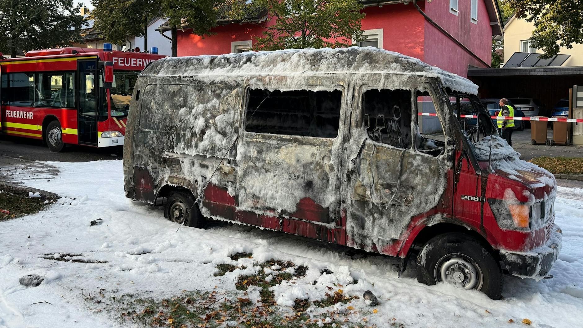Der ausgebrannte Transporter, voll mit Löschschaum. Der Zusammenhang mit dem Brand in dem Münchner Wohnhaus ist noch unklar.