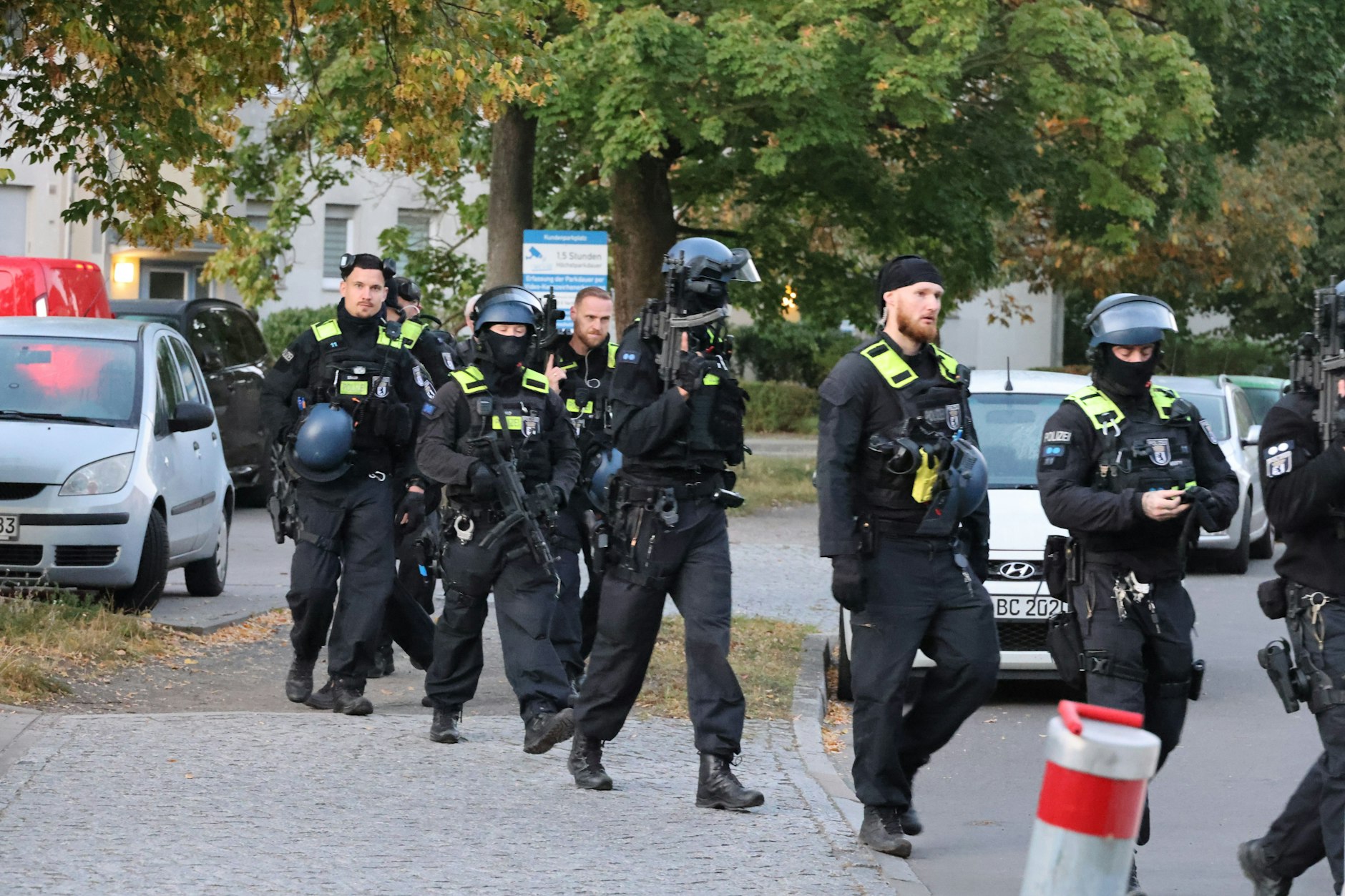 Die Polizei in Berlin hat drei Deutsche festgenommen, die für die Hamas Anschläge auf israelische und jüdische Einrichtungen geplant haben sollen.