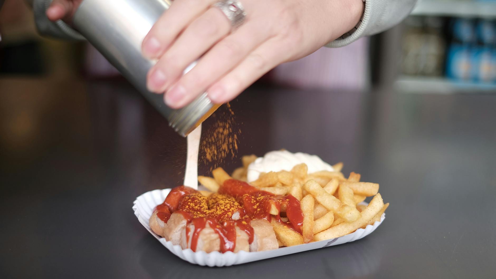 Gibt es nicht bei Lieferando: Curry ohne Darm bei Konnopke’s.