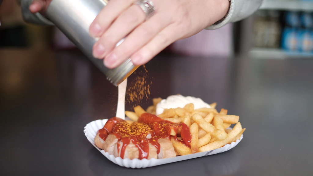 Gibt es nicht bei Lieferando: Curry ohne Darm bei Konnopke’s.