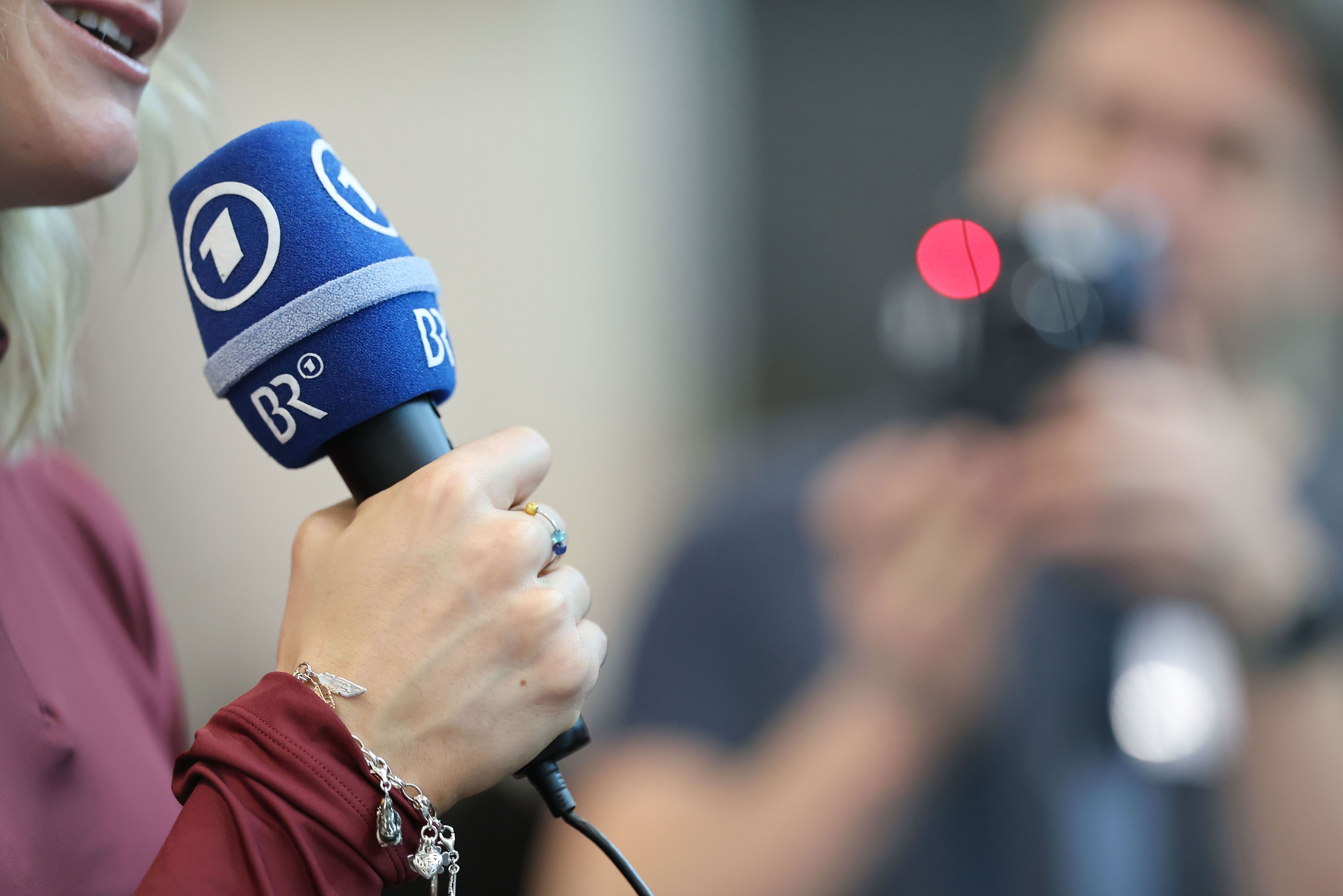 Klage gegen Rundfunkbeitrag erstmals vor hohem Gericht: ÖRR-Anwältin wird ausgelacht