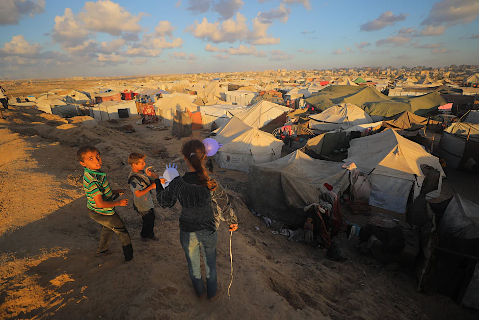 Vertriebene Palästinenser finden in provisorischen Zelten entlang der Küste des Gazastreifens Schutz.
