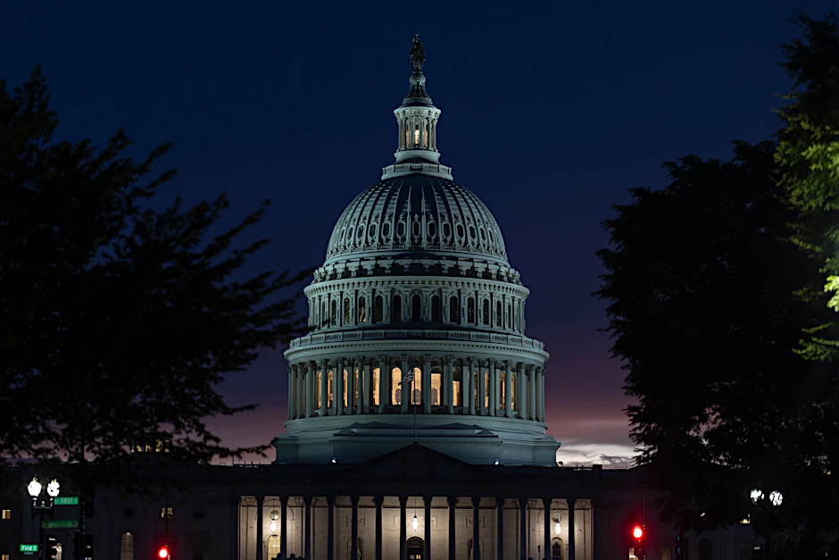 USA, Washington: Das US-Kapitol bei Nacht. Nach Ablauf der Frist für einen Übergangshaushalt stehen die Regierungsgeschäfte in den USA teilweise still.