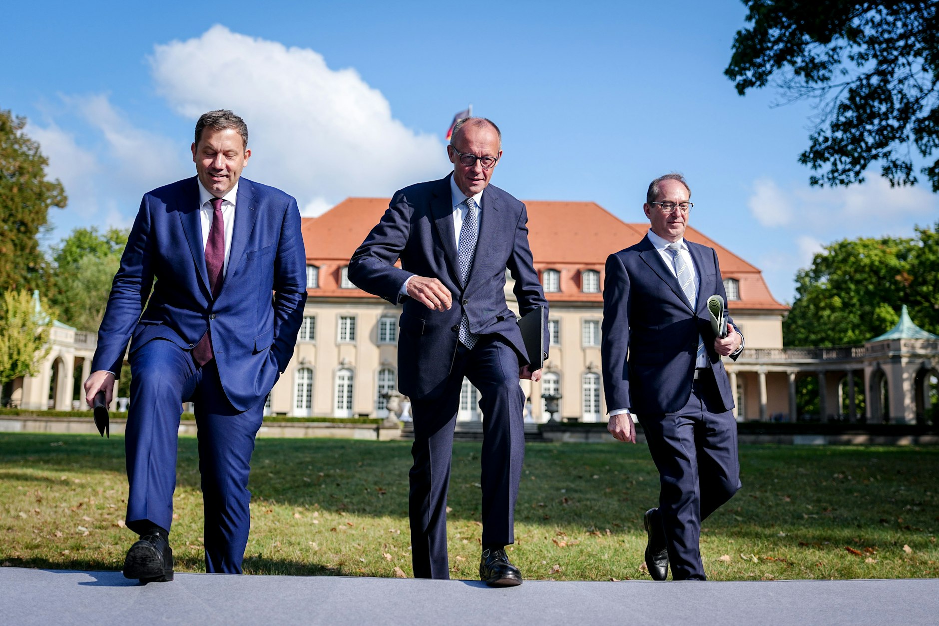 Vizekanzler Lars Klingbeil (SPD), Bundeskanzler Friedrich Merz (CDU) und Bundesinnenminister Alexander Dobrindt (CSU) nach der Klausurtagung des Bundeskabinetts.