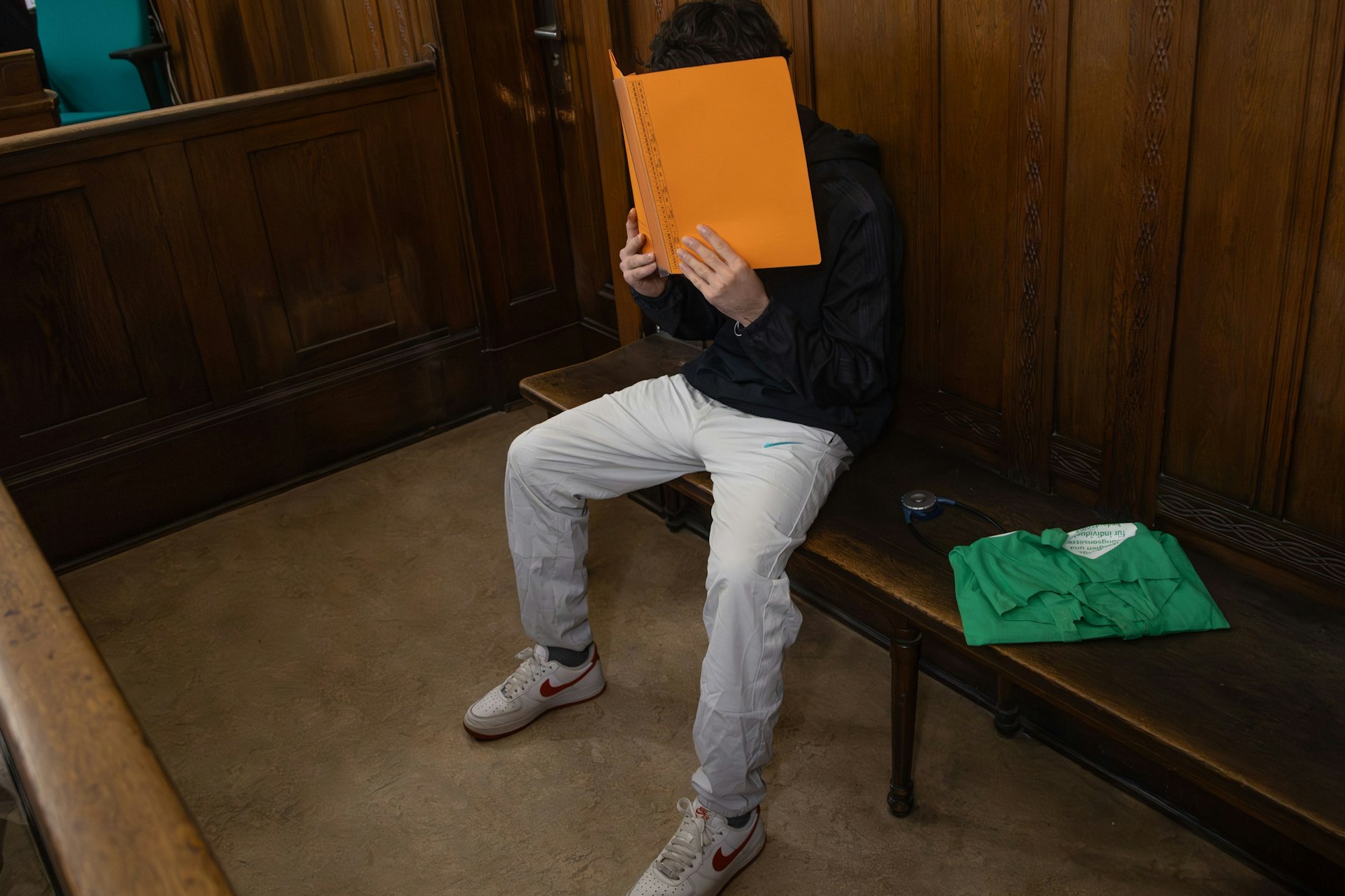 Ein Angeklagter muss sich vor Gericht verantworten.