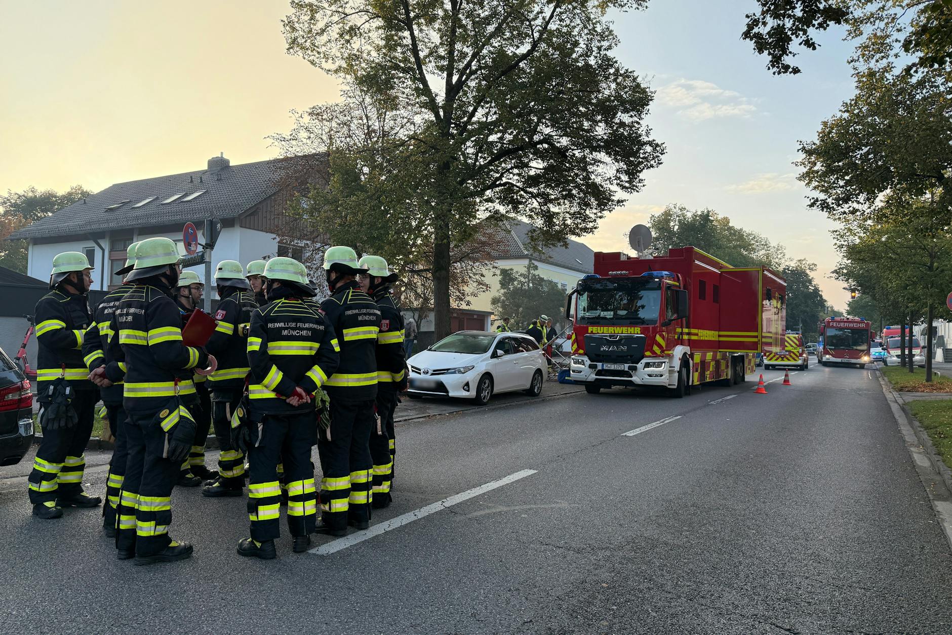 Ein Brand in einem Münchner Einfamilienhaus hat einen Großeinsatz von Polizei und Feuerwehr ausgelöst.