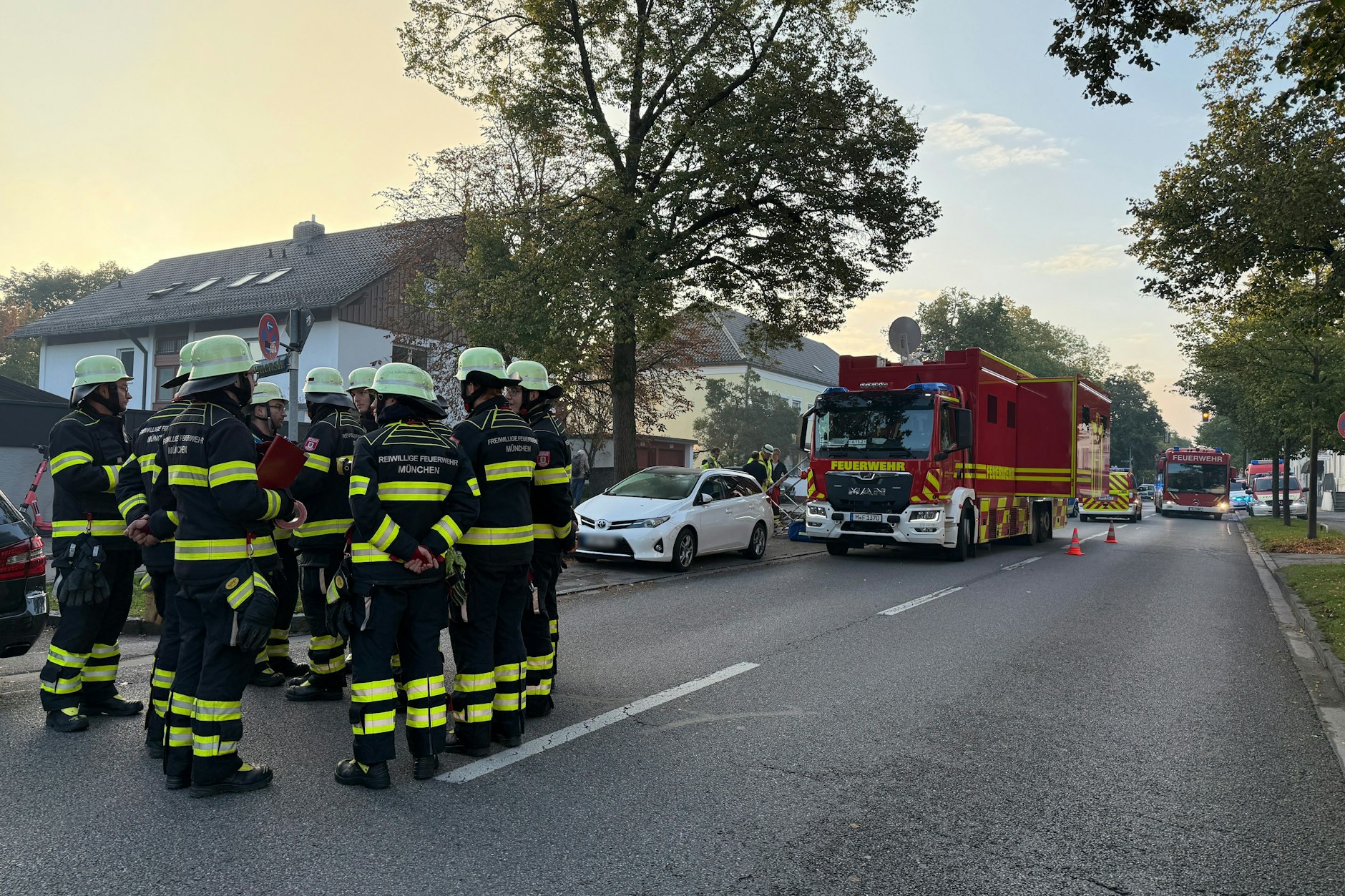 Ein Brand in einem Münchner Einfamilienhaus hat einen Großeinsatz von Polizei und Feuerwehr ausgelöst.