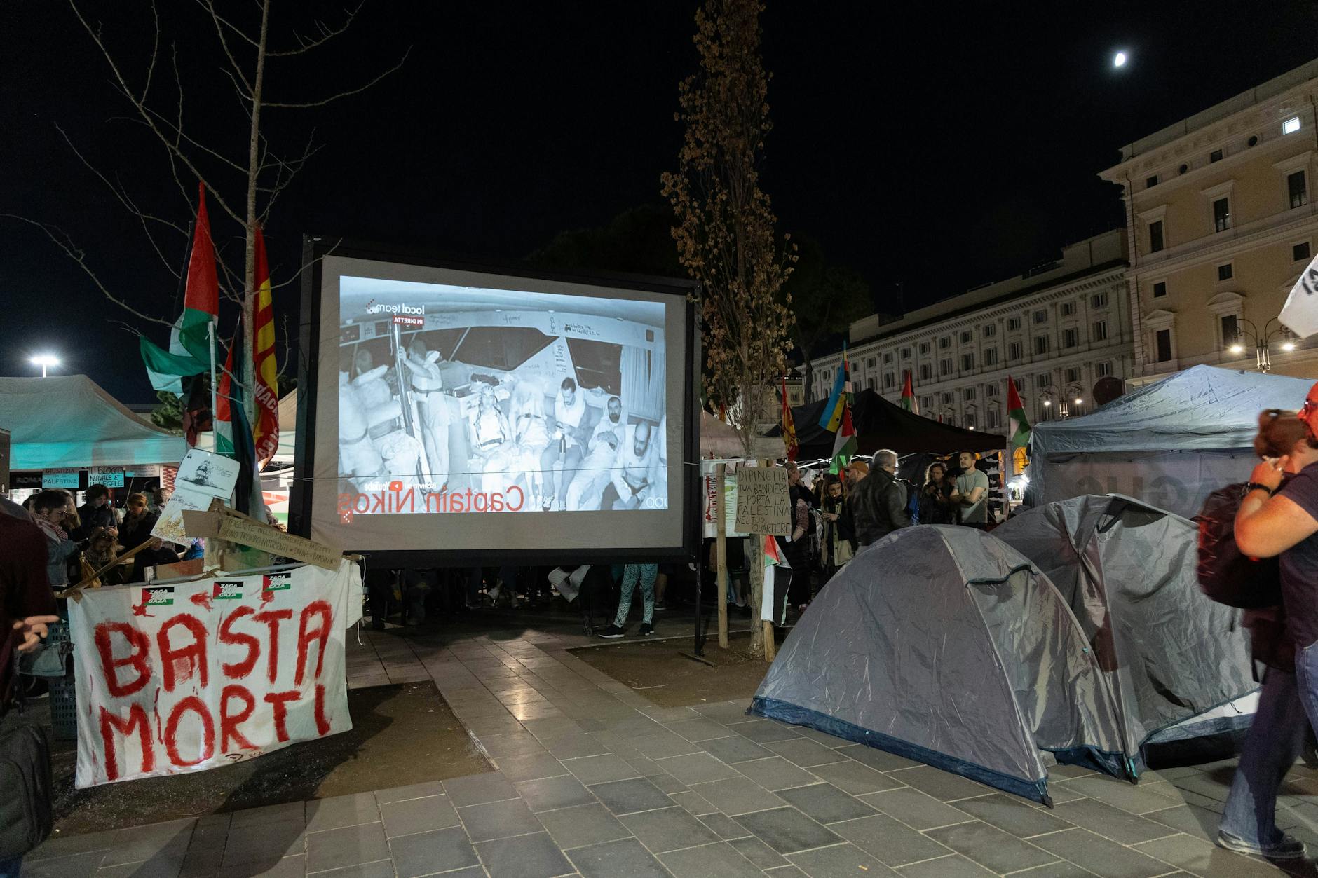 Demonstranten in Rom beobachten die Live-Berichterstattung über den Einsatz israelischer Schiffe auf den Schiffen der „Global Sumud Flotilla“.
