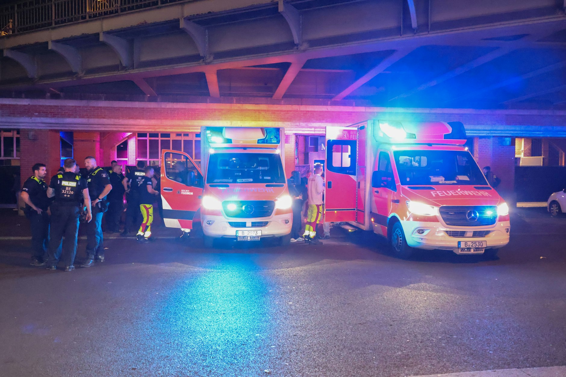 Rettungskräfte der Feuerwehr mussten am Abend zu einem Brand in einem Hochhaus in Lichtenberg ausrücken (Symbolfoto)