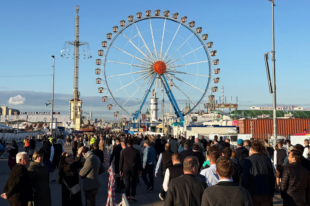 Am Abend öffnete das Oktoberfest wieder seine Pforten - und sofort kamen etliche Besucher, um auf der Theresienwiese zu feiern.