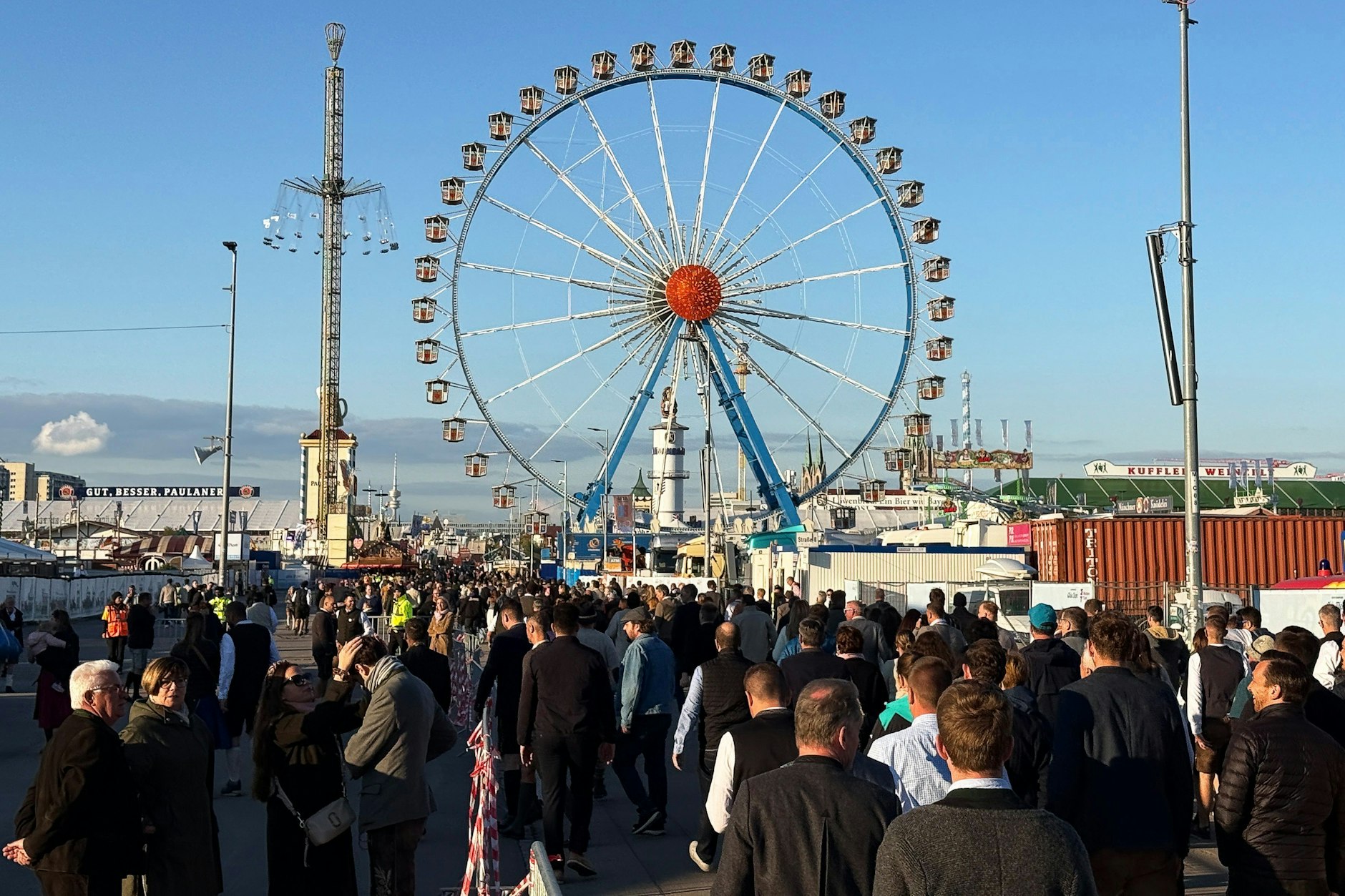 Am Abend öffnete das Oktoberfest wieder seine Pforten - und sofort kamen etliche Besucher, um auf der Theresienwiese zu feiern.