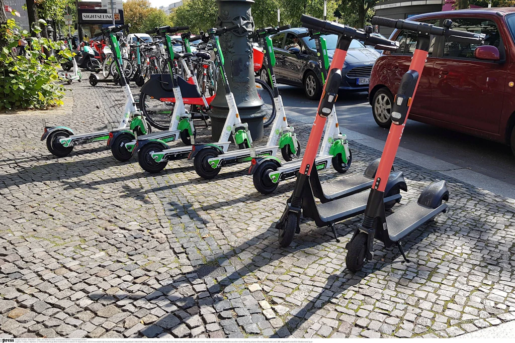 Seit die E-Roller in Berlin auftauchten, machen sie vor allem Menschen mit Sehbehinderung und Blinden das Leben schwer.