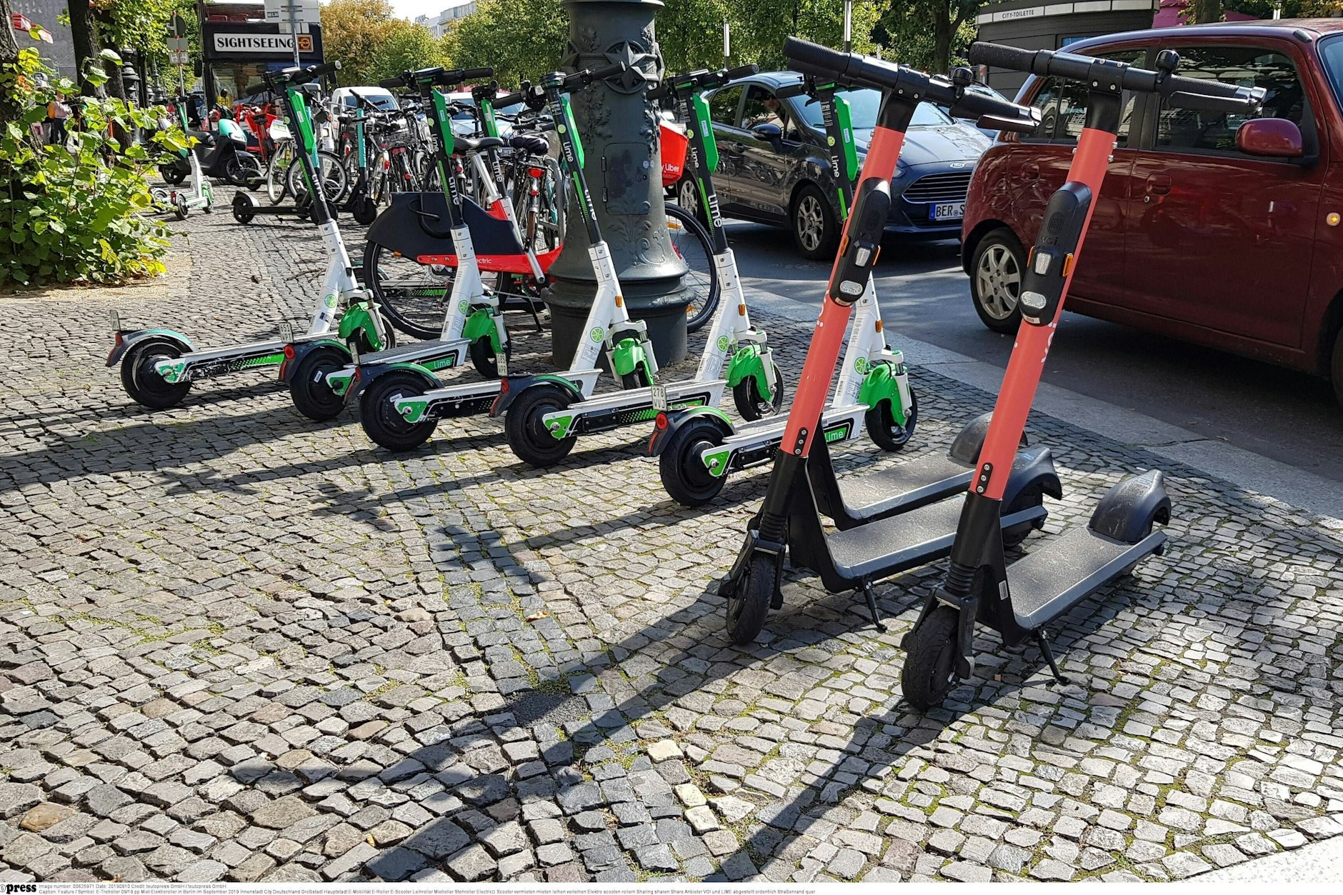Seit die E-Roller in Berlin auftauchten, machen sie vor allem Menschen mit Sehbehinderung und Blinden das Leben schwer.