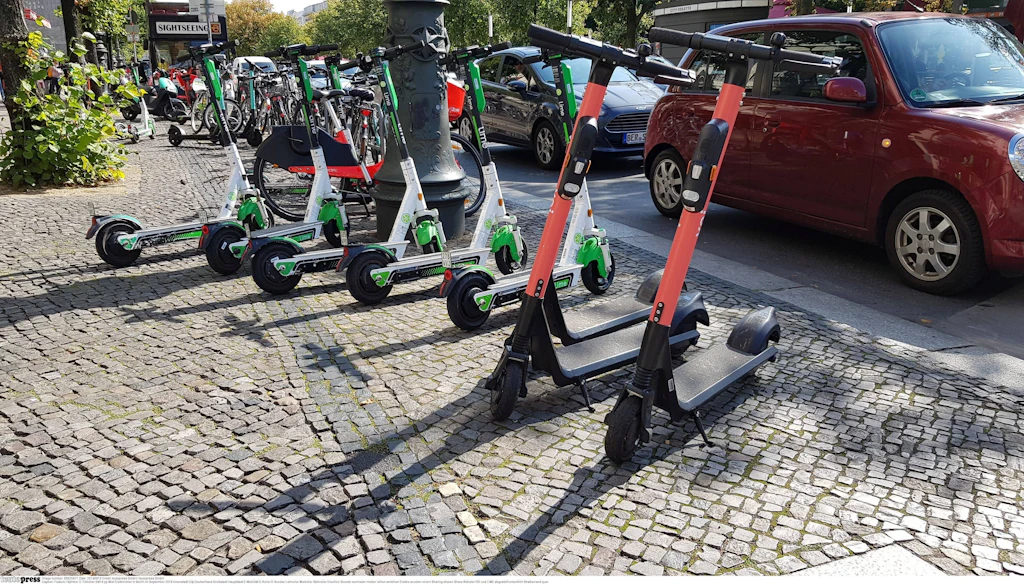 Lebensgefahr für Blinde: Kampf gegen E-Roller in Berlin geht weiter