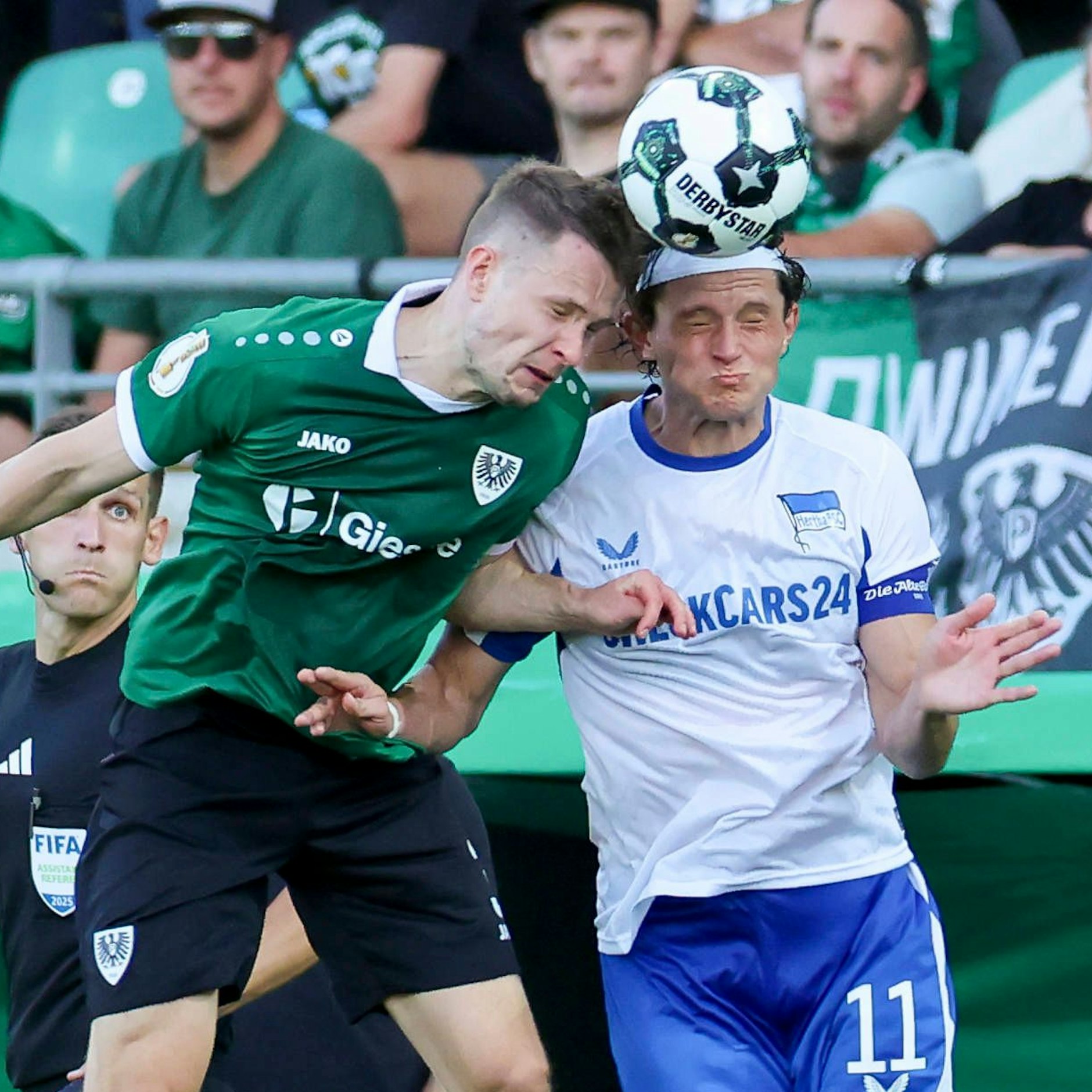Im DFB-Pokal Mitte August lieferte sich Paul Jaeckel packende Duelle mit Herthas Fabian Reese (r.).