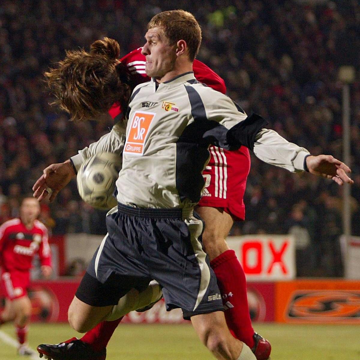 Na, erkannt? Im Oktober 2003 war Steffen Baumgart beim allerersten Duell mit Bayer Leverkusen noch selbst für den 1. FC Union am Ball, im Pokal gab es ein 0:5.