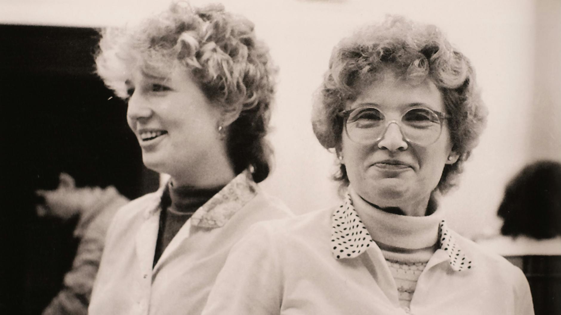Dagmar Konnopke und ihre Mutter Waltraud Ziervogel in den 1980ern. In der DDR wurde der Imbiss Kult.