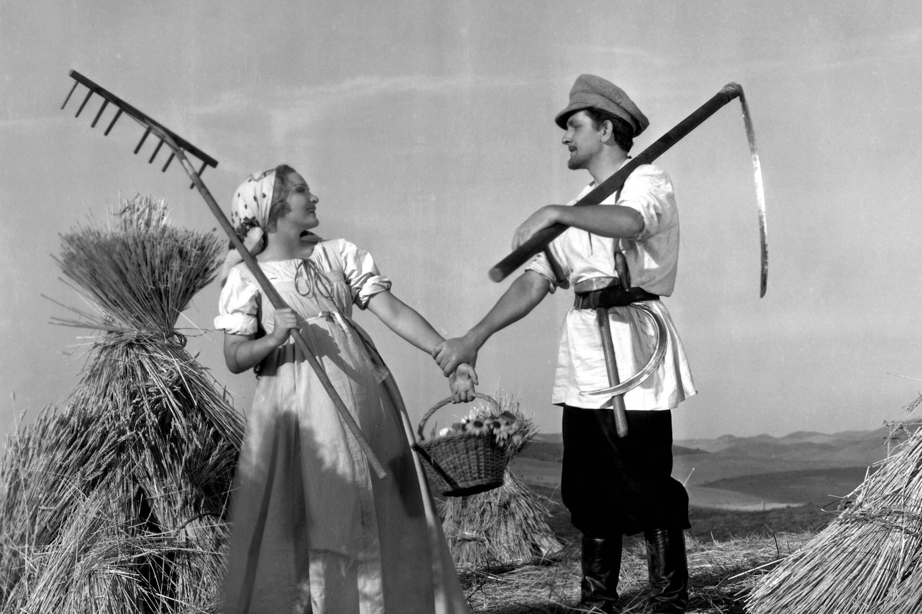 Anna Sten und&nbsp;<a href="https://de.wikipedia.org/wiki/Fredric_March">Fredric March</a> in „We live again“ nach Tolstois „Auferstehung“ (1934)