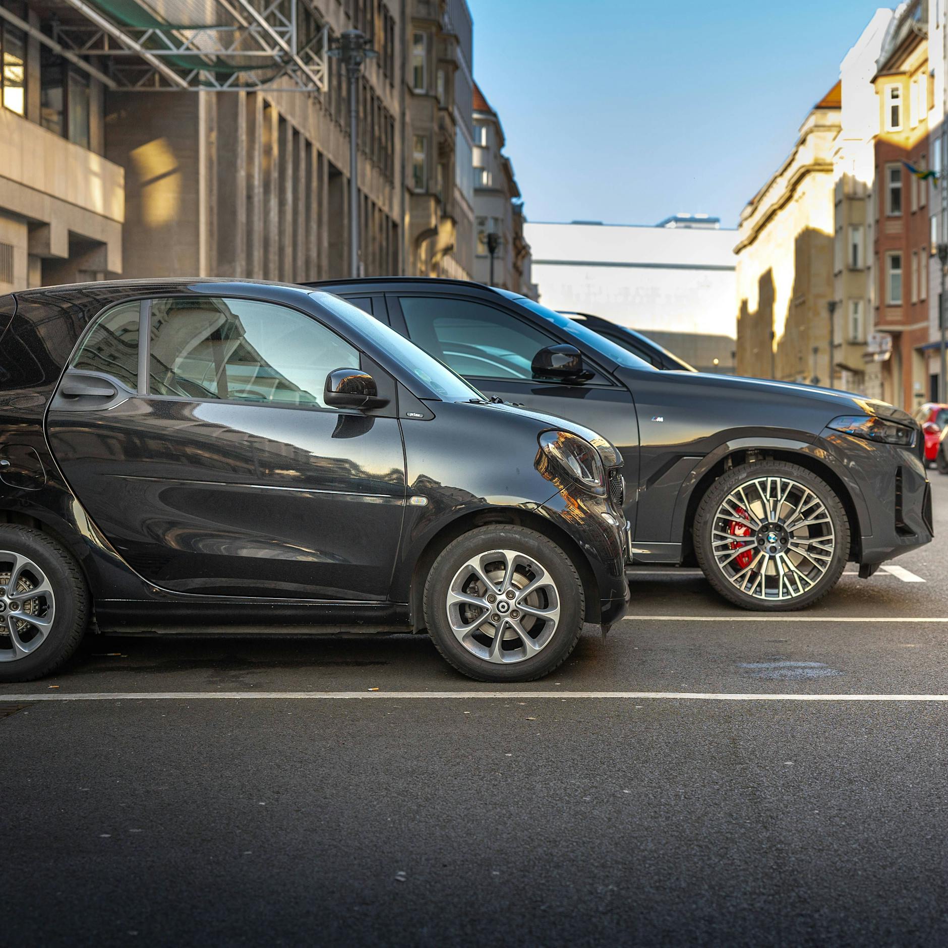 Umfrage-Hammer: Viele Bürger wollen höhere Parkgebühren für SUVs!