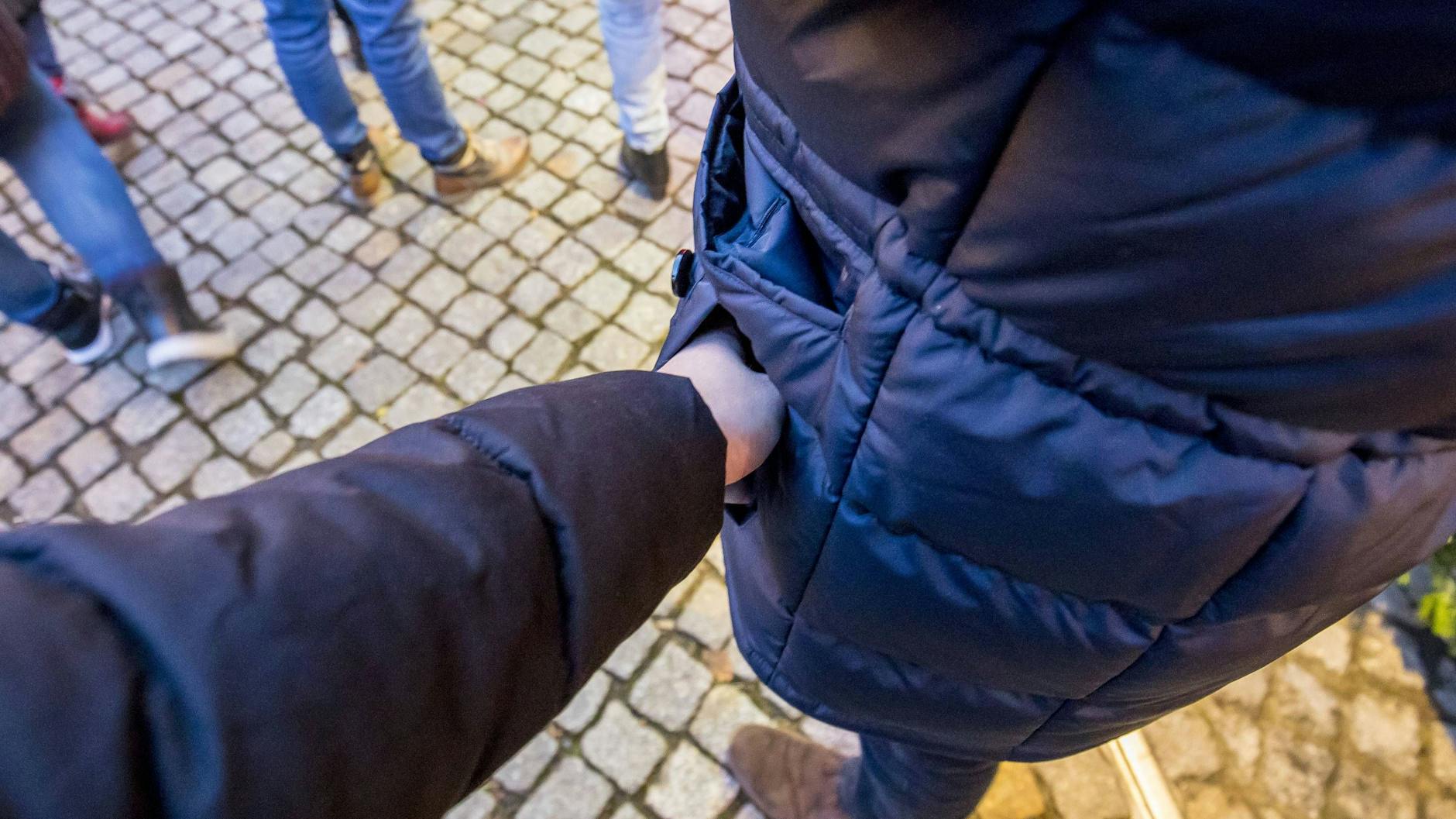 Taschendiebe lauern auch in Berlin überall. Wer einen Moment unaufmerksam ist, kann schnell beklaut werden.