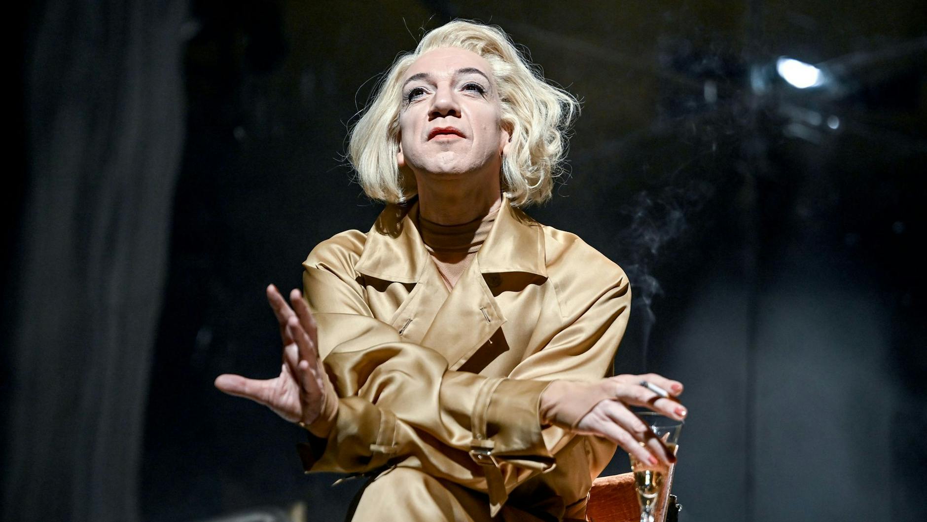 Die Show „Marlene“ von Sven Ratzke, die sich um Marlene Dietrich dreht, läuft seit Jahren erfolgreich auf der Theaterbühne.