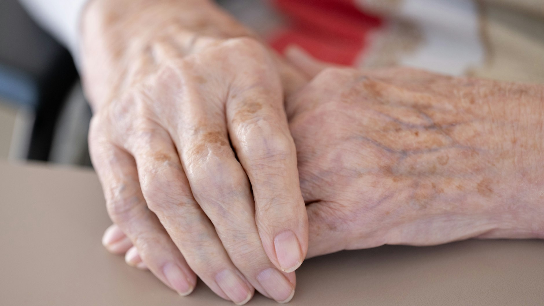 Die Pflege von Angehörigen kann Menschen zur Verzweiflung bringen. Ein Senior steht jetzt vor Gericht, weil er seine Frau mit einer Axt erschlug.