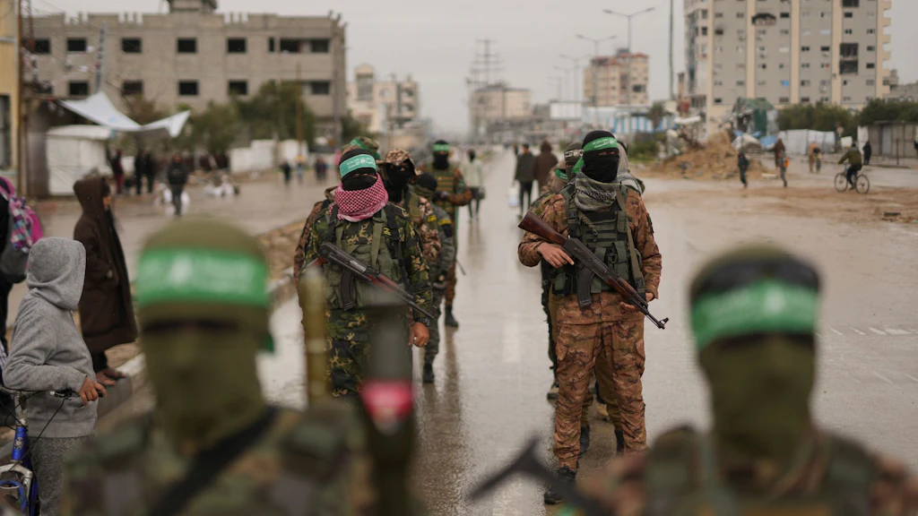 Vermummte und bewaffnete Mitglieder der Terrororganisation Hamas gehen in Nuserait im Gazastreifen in Stellung.