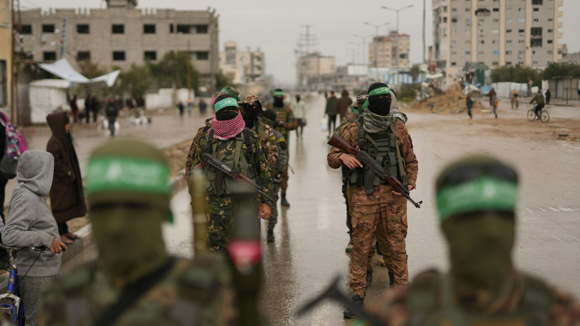 Vermummte und bewaffnete Mitglieder der Terrororganisation Hamas gehen in Nuserait im Gazastreifen in Stellung.