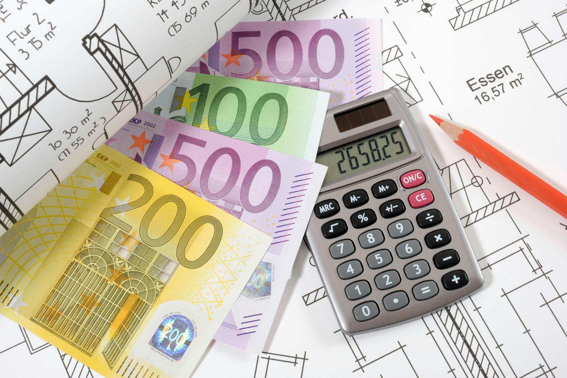 Wer etwa ein Haus bauen und dafür einen Kredit aufnehmen will, muss sich im Osten auf höhere Zinsen einstellen.