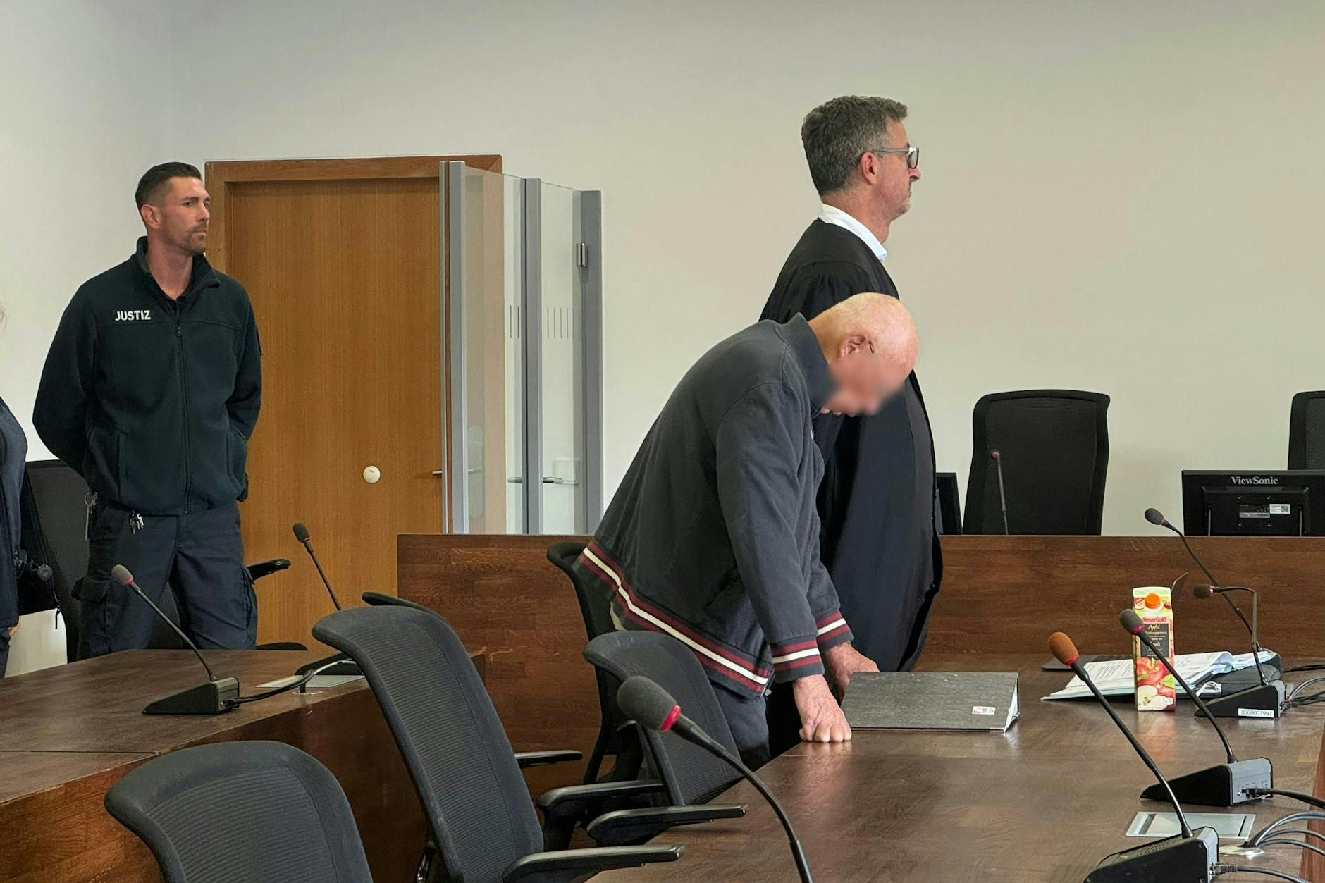 Ein Mann zwischen Liebe und Verzweiflung vor Gericht: Claus P. erschlug seine Frau Marianne im Pflegeheim mit einer Axt.