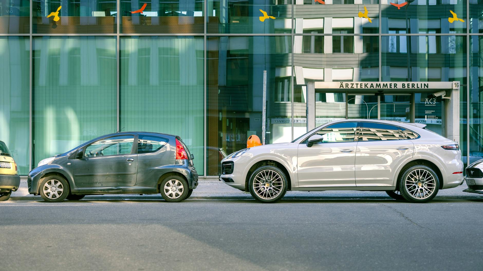 SUVs sind ziemlich raumgreifend. Das sollte seinen (Park-)Preis haben, meinen viele Bürger.