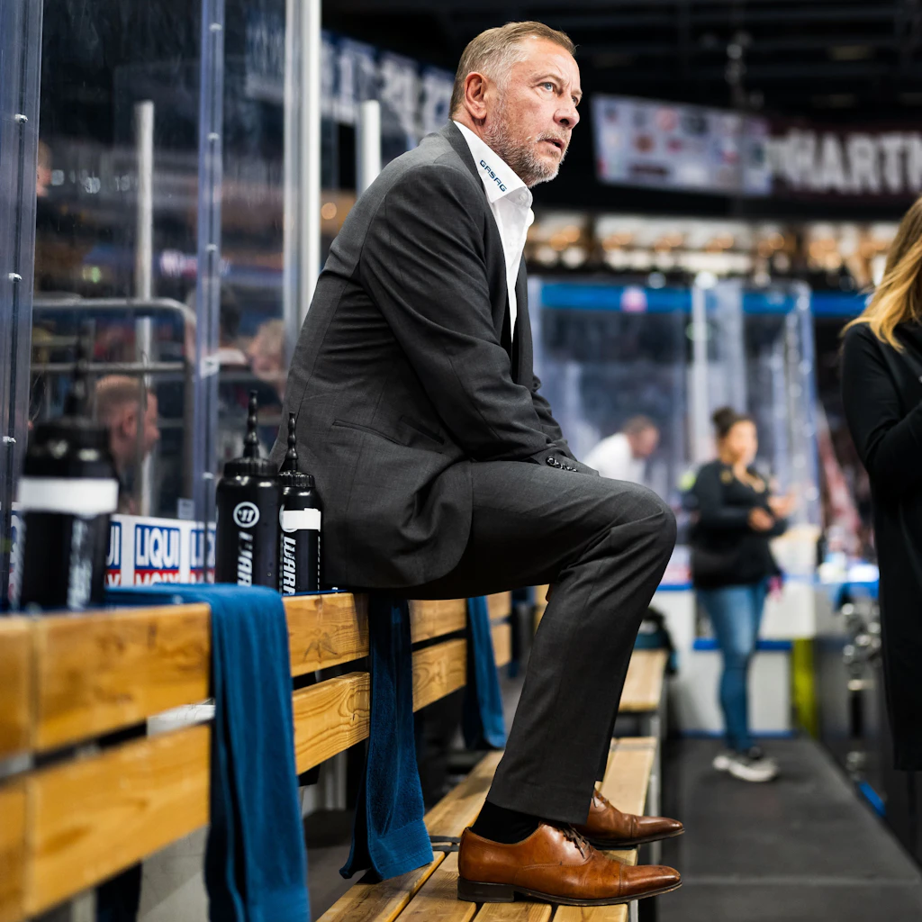 Dr. Jens Ziesche ist bei den Eisbären immer ganz nah dabei und wie hier in der Finalserie 2025 gegen die Kölner Haie auch immer erwartunbgsfroh.