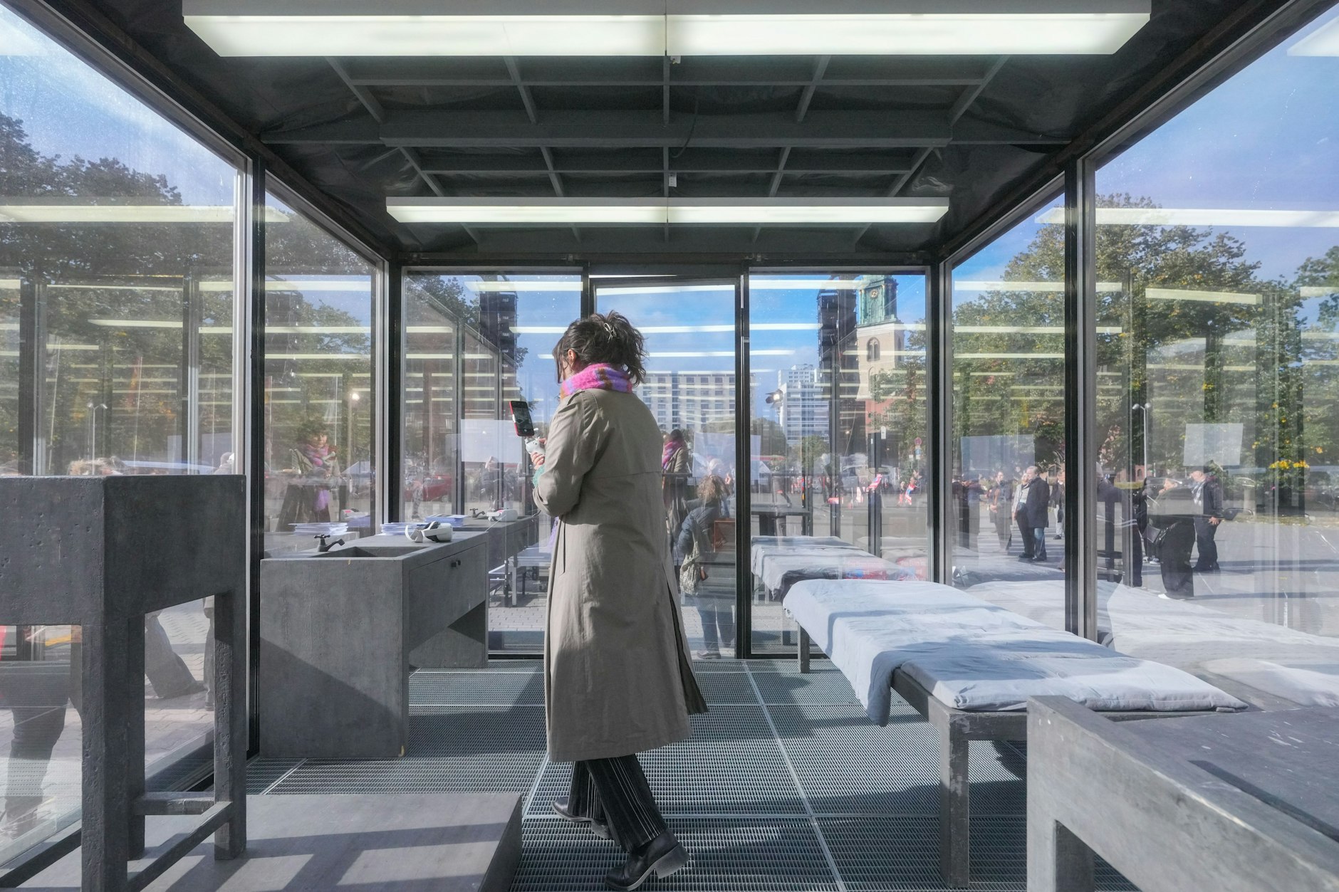 Eine Frau hat sich ins Innere des mysteriösen Glaskastens gewagt.