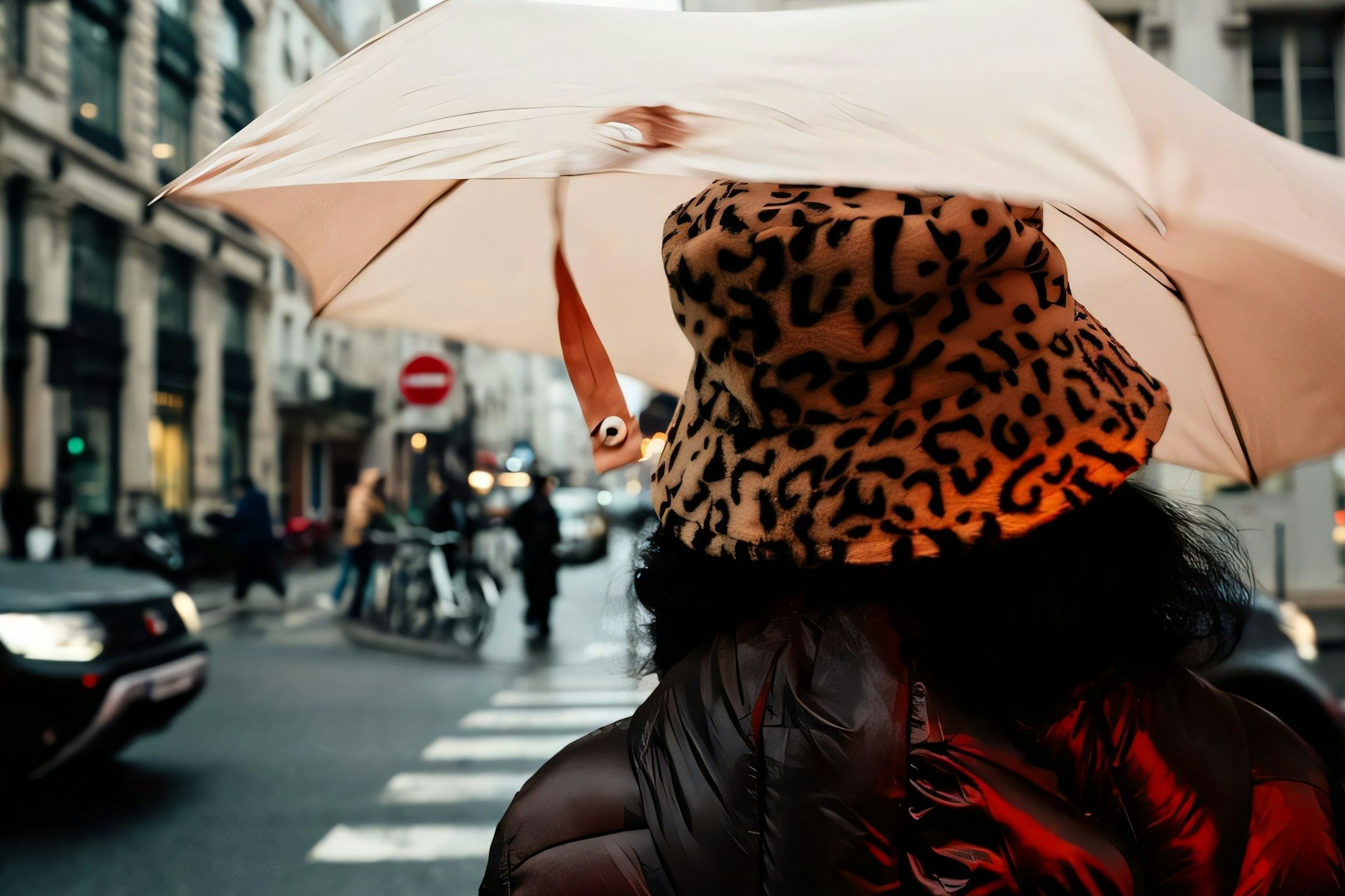 Der Leopard schleicht auch als Hut durch die urbane Savanne.