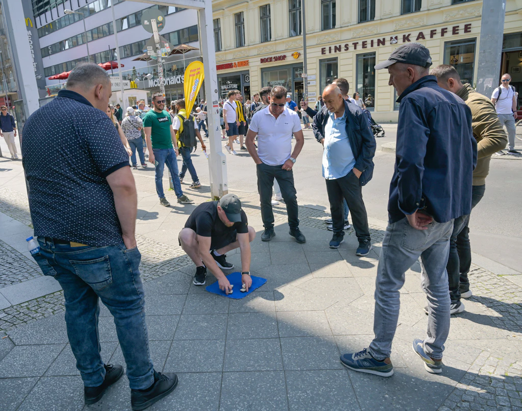 Ancak Hücchen oyuncuları polisi arar