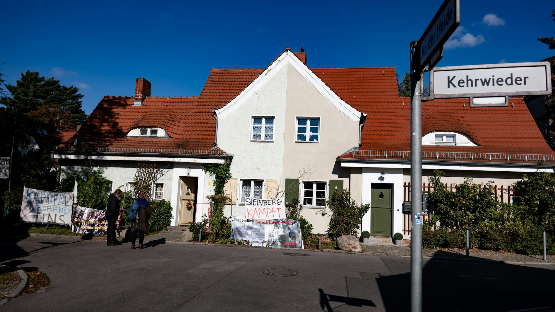 Hartmut und Brigitte Lenz wohnen links in der Haushälfte. Rechts ist der Bruder ausgezogen. Nach der Sanierung zogen neue Nachbarn ein.