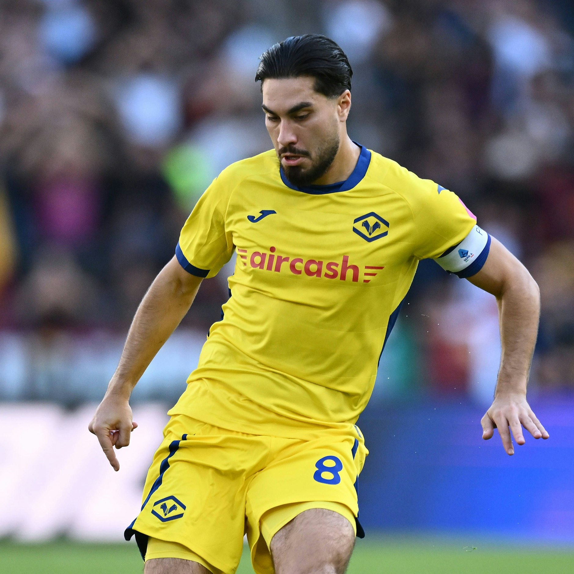 Mittelfeldspieler Suat Serdar stieg bei Hellas Verona jetzt zum Kapitän auf.