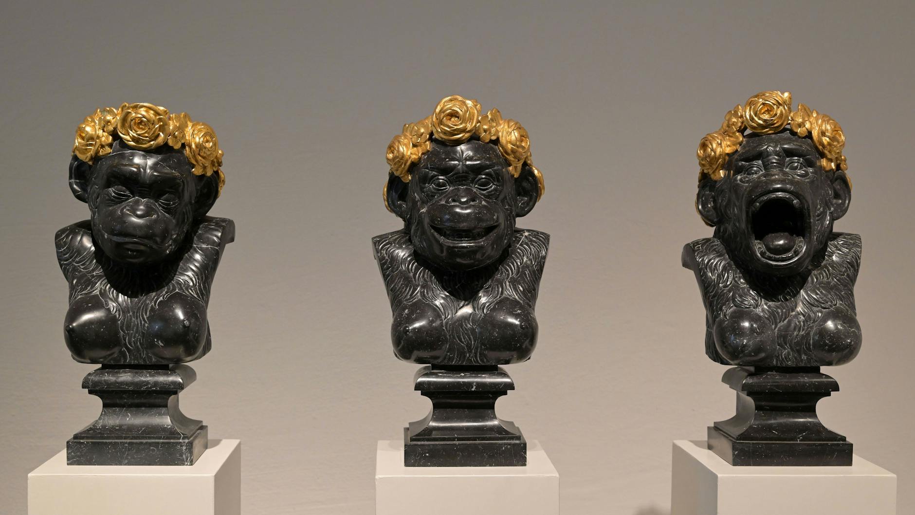 Affen sind immer wieder Motiv bei Wolfgang Joop, hier als Büsten aus schwarzem Marmor.