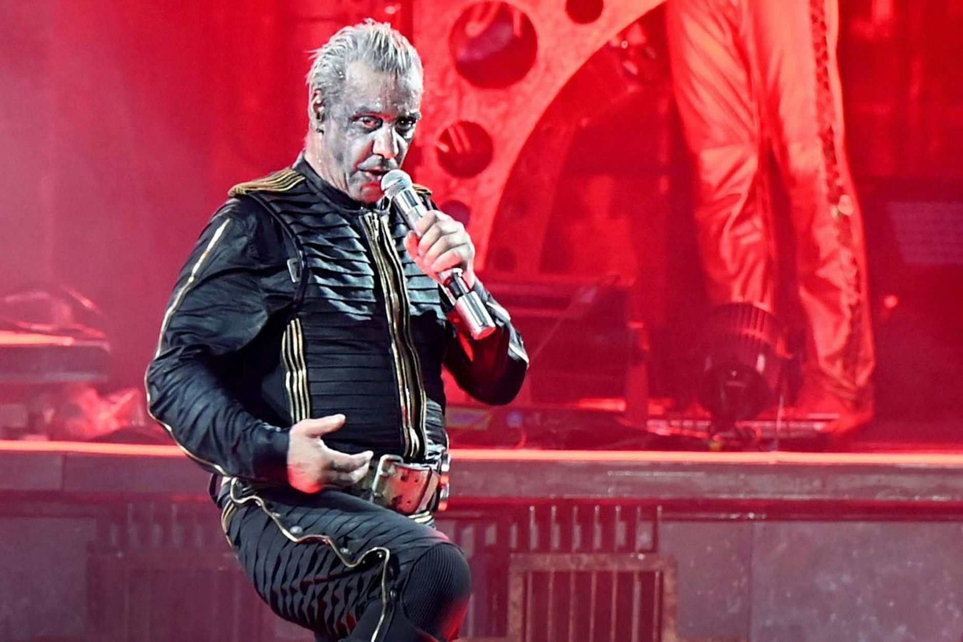 Till Lindemann wie man ihn auch von Rammstein-Konzerten kennt